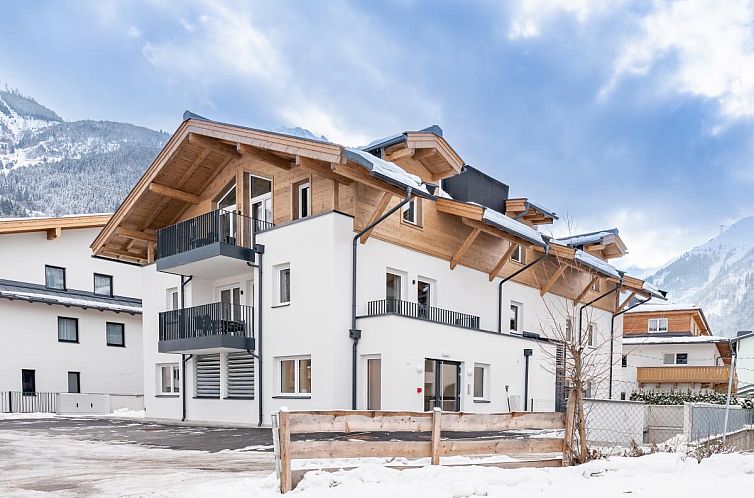 Ontdek Falken Suites TOP 4 in Kaprun, Salzburg, een prachtig vakantiehuis met adembenemend bergzicht en winterse charme.