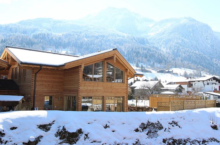 Erleben Sie die Ruhe der Luxury Lodge Kaprun Ost A, einem Chalet inmitten verschneiter Berge in Kaprun, Salzburg, Oesterreich.
