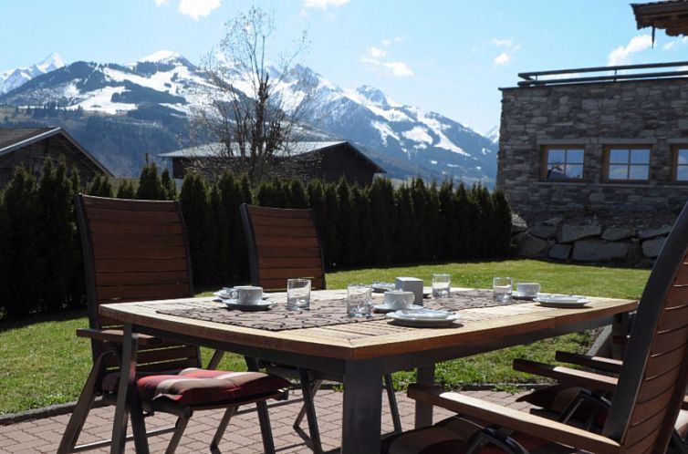 Das SELECT APARTMENT TOP 1 in Kaprun, Salzburg bietet eine Terrasse mit atemberaubendem Bergblick.