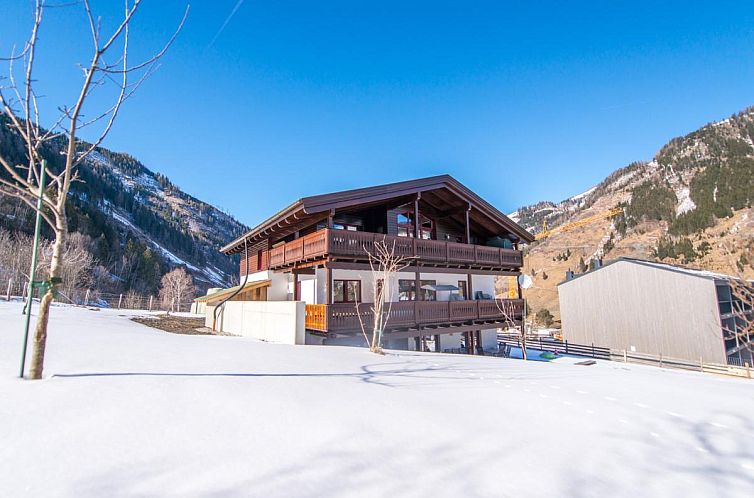Die Wohnung Ignaz befindet sich im malerischen Rauris in Salzburg und bietet einen atemberaubenden Blick auf die schneebedeckten Berge.