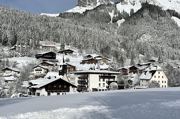 Winteruitzicht op Kirchenstuberl vakantieverblijf in Maria Alm, Salzburg, omgeven door bergen.