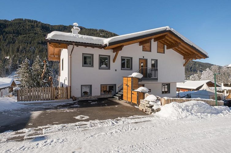 Sneeuw bedekt Rossbrand-Blick vakantiewoning in Untertauern, Salzburg, met prachtig berglandschap.