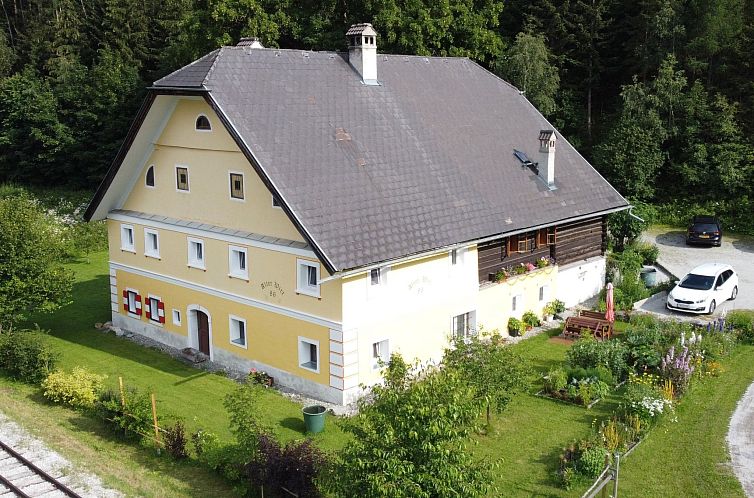 Appartement Große Wohnung im ersten Stock, mit großem Gart