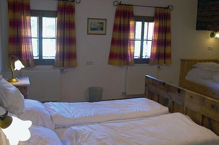 Appartement Große Wohnung im ersten Stock, mit großem Gart