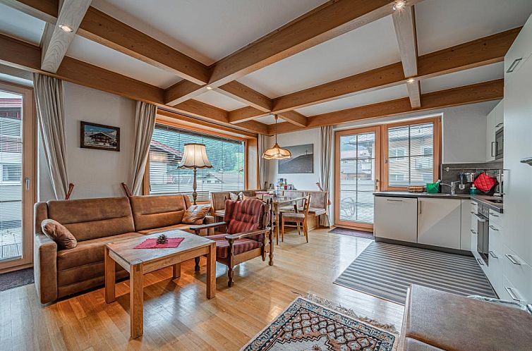 Lichte binnenruimte van Rock IA vakantiewoning in Oostenrijk, met comfortabele zitplaatsen en een moderne keuken.