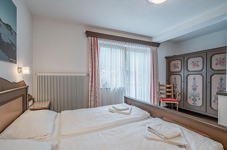 Schlafzimmer von Roeck II in Neukirchen am Grossvenediger, Salzburg, Ferienhaus mit traditioneller Einrichtung und bequemen Betten.