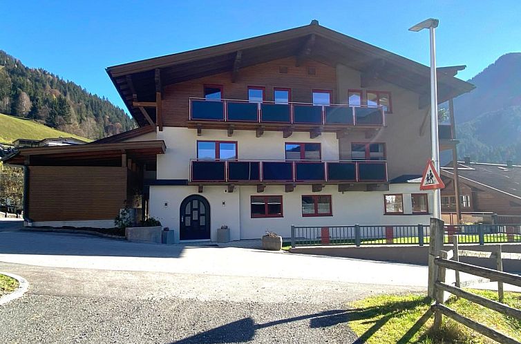 Entdecken Sie die Residenz am Erzbach Top 2A in Viehhofen, Salzburg, ein idyllisches Feriendomizil mit Blick auf die Alpen.