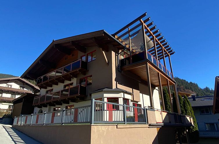 Vakantiehuis Residenz am Erzbach Top 3 in Viehhofen, Salzburg, met ruime balkons en omringd door natuur.