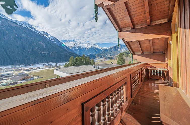 Blick auf die majestaetischen Berge von der Veranda von Andre Top 1, einem Ferienhaus in Wald im Pinzgau, Salzburg.