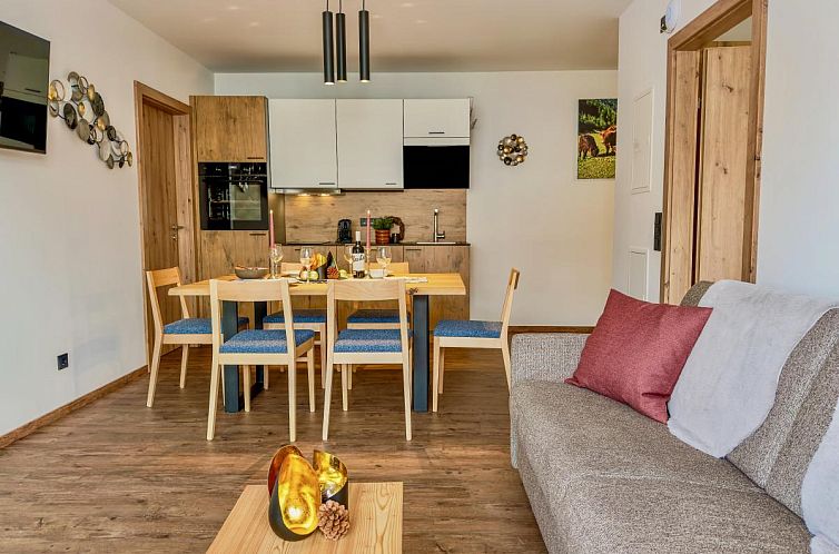 Intieme zithoek in Bockblick Top 5, vakantieaccommodatie in Weisspriach, Oostenrijk, met stijlvolle inrichting en warme houten accenten.