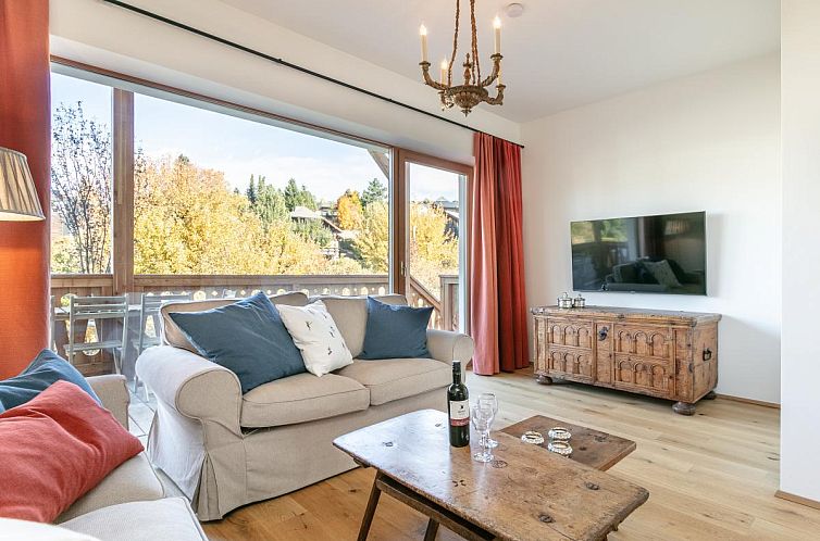 Innenbereich des Stoeffler Haus Top 1, Tamsweg, Oesterreich, mit gemuetlicher Sitzecke und schoenem Blick in die Natur.