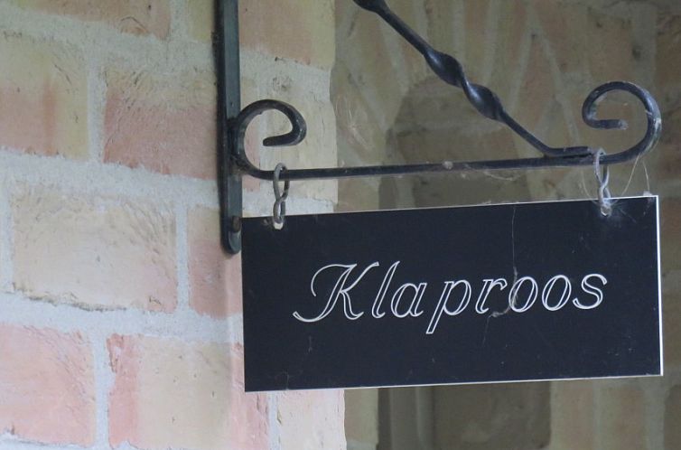 Walhofpark 13 in Adinkerke-De Panne, Belgien, Namensschild eines Ferienhauses an der Wand.