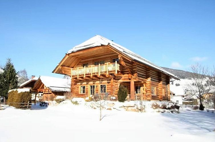 Sfeervol vakantiehuis Janna in Mauterndorf, Salzburg, met prachtig winteruitzicht.