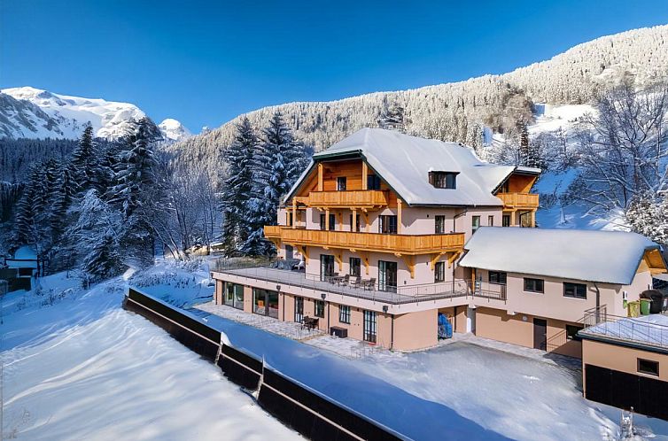 Vacation home Larchenhof Top 01 in Mauterndorf, Salzburg, offers stunning views of the snow-covered Alps.