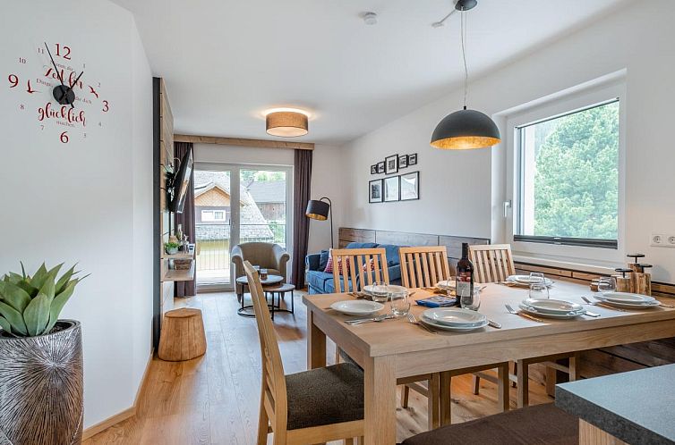 Binnenruimte van Ski Nature Apartment Lungau Top 15 in Mauterndorf, Salzburg, met uitnodigende eethoek en natuurlijk licht.