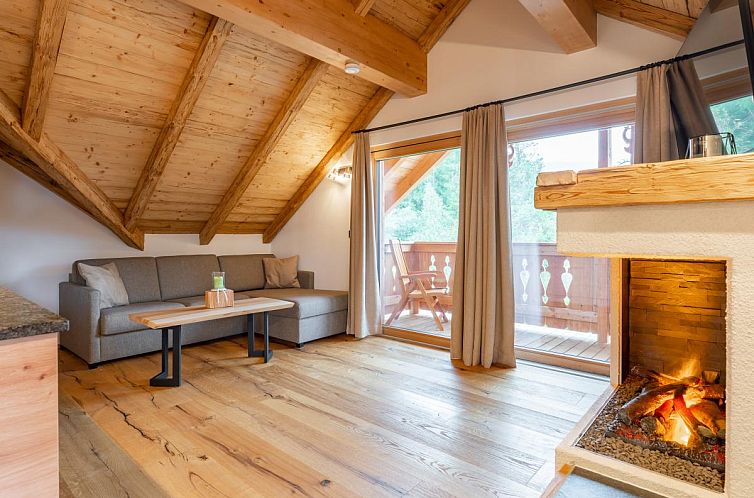 Binnenruimte van AlmApARTment Mauterndorf Pichl 8-3, Salzburg, met houten interieur en knusse haard.