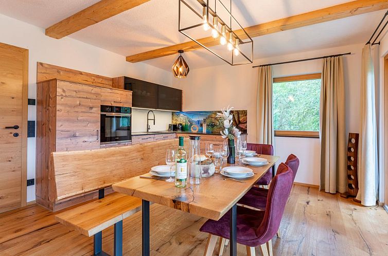 AlmApARTment Mauterndorf Pichl 9-3 biedt een stijlvolle keuken en eetkamer, ideaal voor een ontspannen verblijf in Mauterndorf, Salzburg.