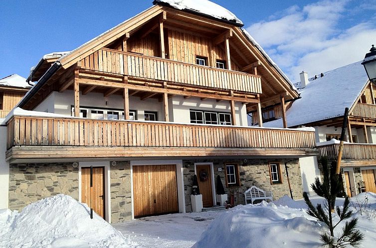 Geniet van de winterse charme bij Chalet Schneeweiss in Mauterndorf, Salzburg, een idyllisch vakantiehuis met houten details en sneeuwlandschap.