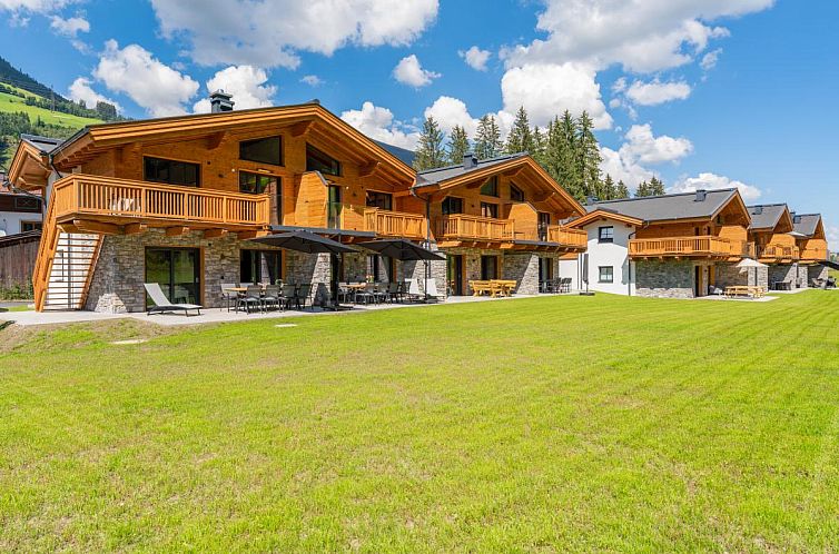 Die stimmungsvolle Pinzgau Lodge 1A in Wald, Salzburg, bietet winterlichen Charme und einen atemberaubenden Bergblick.