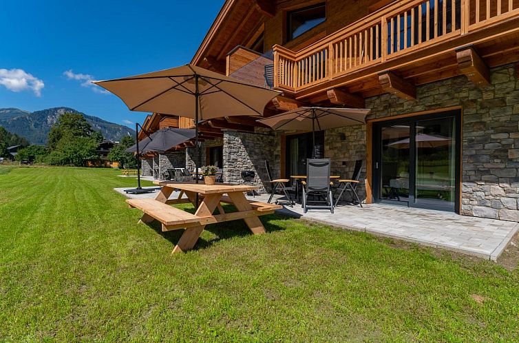 Geniessen Sie den rustikalen Charme des Chalets Felsener Wald, umgeben von einer verschneiten Landschaft in Wald, Salzburg.