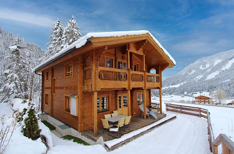 Geniet van de winterse charme van Chalet Windau in Krimml, Salzburg, met zijn houten veranda en berglandschap.
