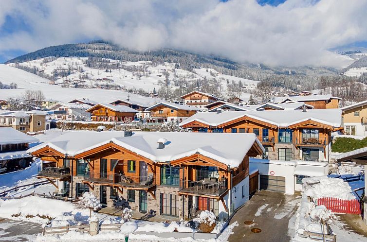 Luxury Tauern Suite Walchen Kaprun 6 in Piesendorf, Salzburg biedt een prachtig uitzicht op besneeuwde bergen vanuit dit luxe vakantiehuis.