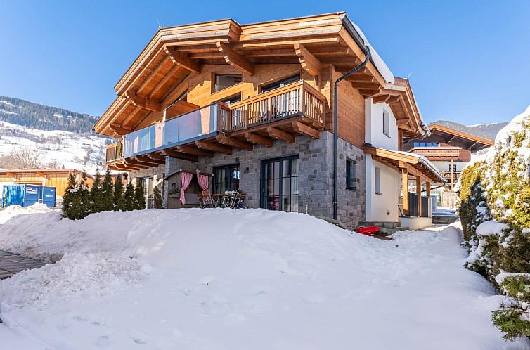 Die Green Garden Lodge B3 in Piesendorf, Salzburg bietet ein charmantes Chalet mit Blick auf die verschneite Umgebung.