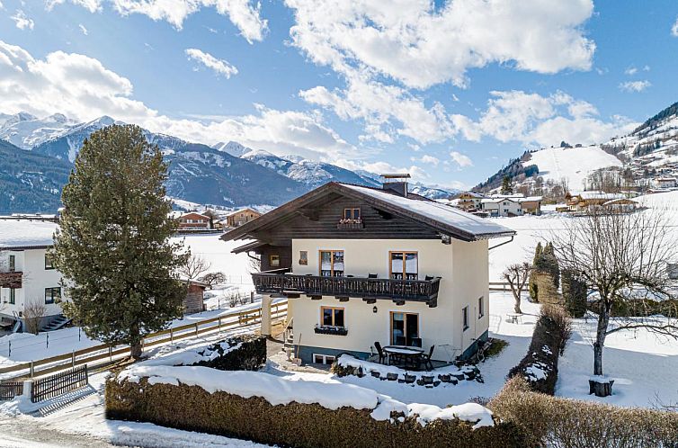 Gezellig vakantiehuis Zirbenstubn in Piesendorf, Salzburg, omgeven door winterse natuur.
