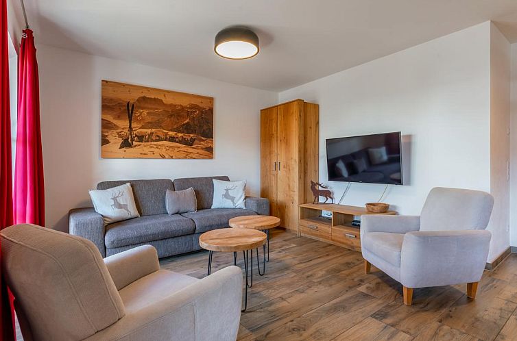 Stijlvolle binnenruimte van Tauern Suites Mitterwirt TOP 214, vakantieverblijf in Piesendorf, Salzburg met moderne inrichting.