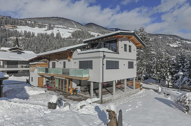 Vacation accommodation Krammer Grossvenediger in winter surroundings of Neukirchen Am Grossvenediger, Salzburg, surrounded by mountains.