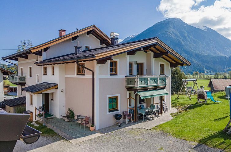 Das Ferienhaus Landhaus Hotter 26 im malerischen Neukirchen am Grossvenediger, Salzburg, bietet einen herrlichen Blick auf die Alpen.