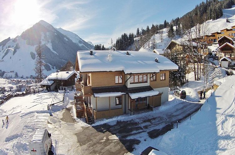 Charmant Reiterblick Ski in - Ski Out vakantiehuis in Hinterglemm, Salzburg, omgeven door winterlandschap en bergen.