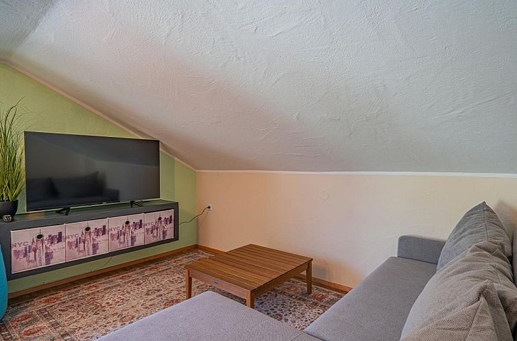 Gemuetliches Wohnzimmer im Haus Bernadette II, Bramberg am Wildkogel. Entspannen Sie sich in diesem charmanten Ferienhaus in Salzburg, Oesterreich.