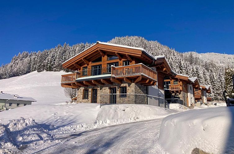 Gemuetliche Wagrainer TauernLodge 42A Chalet inmitten von Schnee und Natur in Wagrain, Salzburg, Oesterreich.