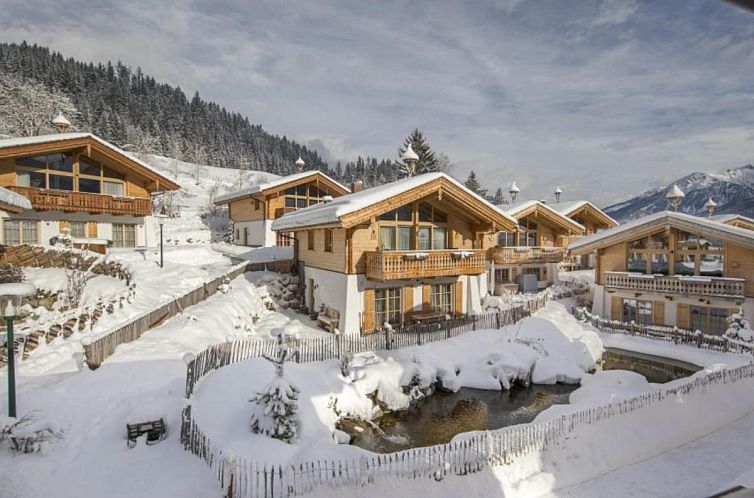 Verschneite Landschaft rund um das Ferienhaus Maier Alm in den Bergen von Neukirchen, Salzburg.