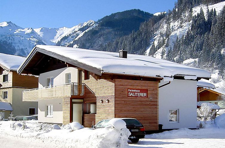 Gemuetliches Chalet Saliterer in Grossarl, Salzburg, umgeben von schneebedeckten Bergen und ruhiger Natur.