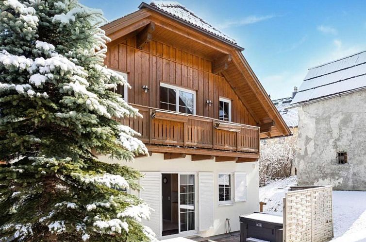 Gemuetliches Chalet an der Piste in der Winterlandschaft von Sankt Margarethen im Lungau, Salzburg.