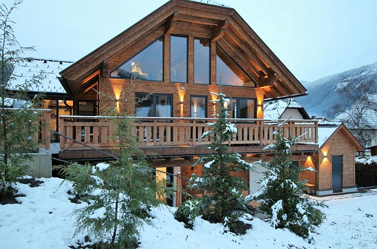 Umgeben von Schnee bietet das Chalet Alpinn Wellness 2 in Oesterreich einen herzlichen Empfang in Sankt Margarethen im Lungau.