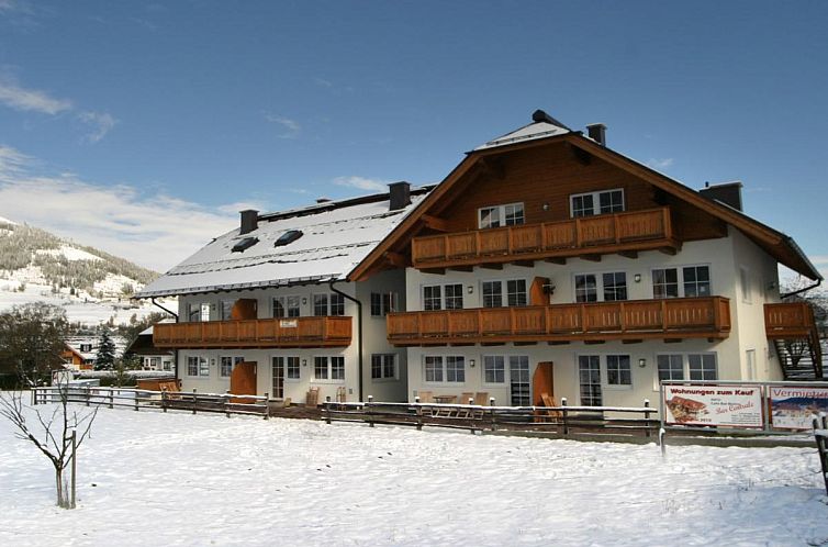 Ontdek het sfeervolle vakantiehuis Silverjet in Sankt Margarethen im Lungau, Salzburg, met een adembenemend uitzicht op de besneeuwde bergen.