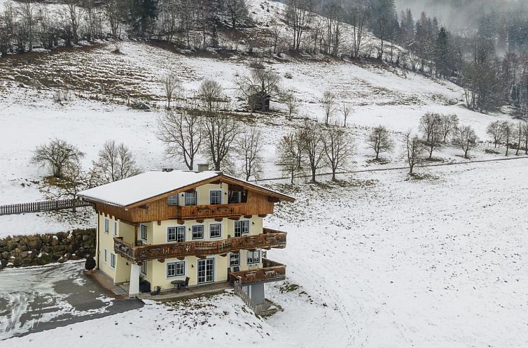 Winterzauber im Ferienhaus Sunnseitn in Goldegg, Salzburg, mit Panoramablick auf verschneite Berge.