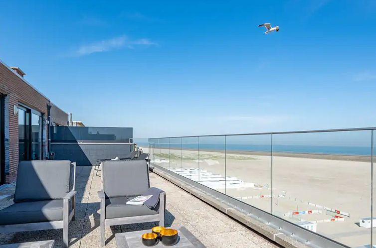 Enjoy the panoramic view from the terrace of the Zevende Hemel apartment in Zeebrugge on the Belgian coast.