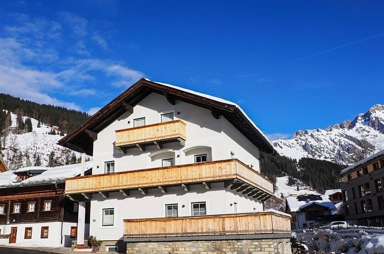 Discover Leni Top 3, a vacation home in Dienten, Salzburg, with beautiful mountain scenery.