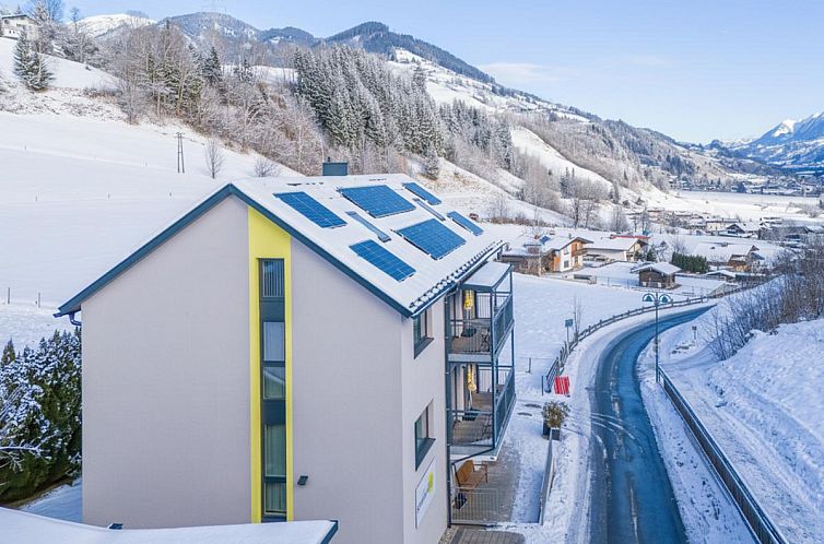 Il Sole Ferienunterkunft in Bruck an der Grossglocknerstrasse, Salzburg, Oesterreich, mit sonnigen Balkonen und Winterlandschaften.