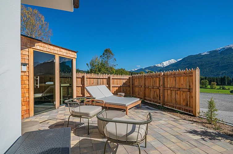 Entspannen Sie auf der sonnigen Veranda der Premium Apartments AlmrauschEdelweiss in Hollersbach im Pinzgau mit Blick auf die Salzburger Berge.