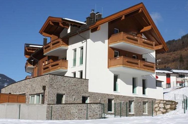 Cozy vacation home Drei Berge Top 4 in Saalbach-Hinterglemm, Salzburg, surrounded by winter Alpine landscapes.