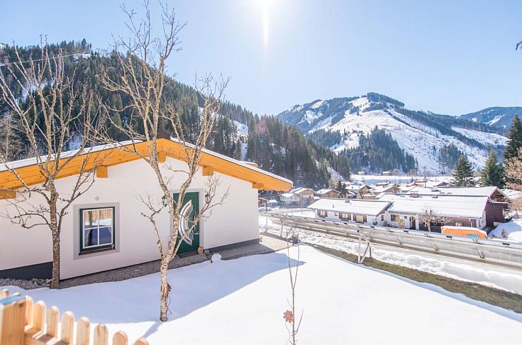 Geniet van het winterlandschap bij Chalet Windbach, een vakantiehuis in Saalbach-Hinterglemm, Salzburg met een adembenemend bergzicht.
