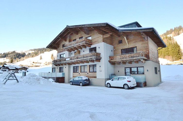 Perle vakantiehuis in Saalbach-Hinterglemm, Salzburg omgeven door sneeuw en bergen.