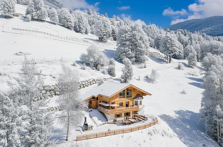 Gemuetliches Chalet Huski Viehhofen, gelegen in der Winterlandschaft von Saalbach-Hinterglemm, Salzburg, Oesterreich.
