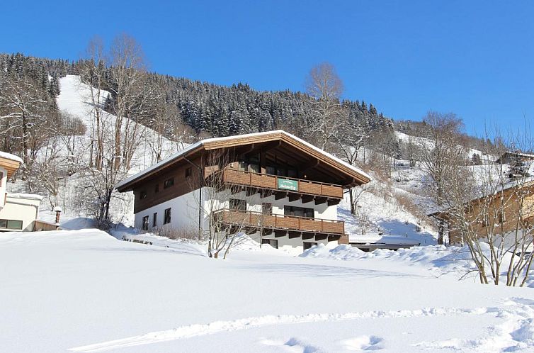 Snow covered Heimelig XL chalet in Saalbach-Hinterglemm, Salzburg, perfect for a winter vacation.