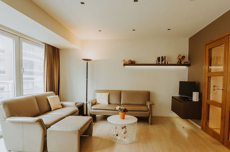 Stilvolles Wohnzimmer im Apartment Goethe in der Naehe des Strandes in De Haan, belgische Kueste. Komfortable Unterkunft mit moderner Einrichtung.